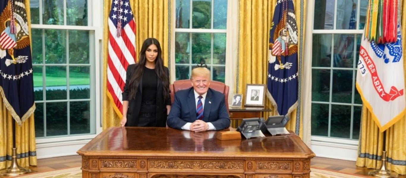 Στον Λευκό Οίκο η Κιμ Καρντάσιαν – Ζήτησε από τον Τραμπ αποφυλάκιση 62χρονης (εικόνες)